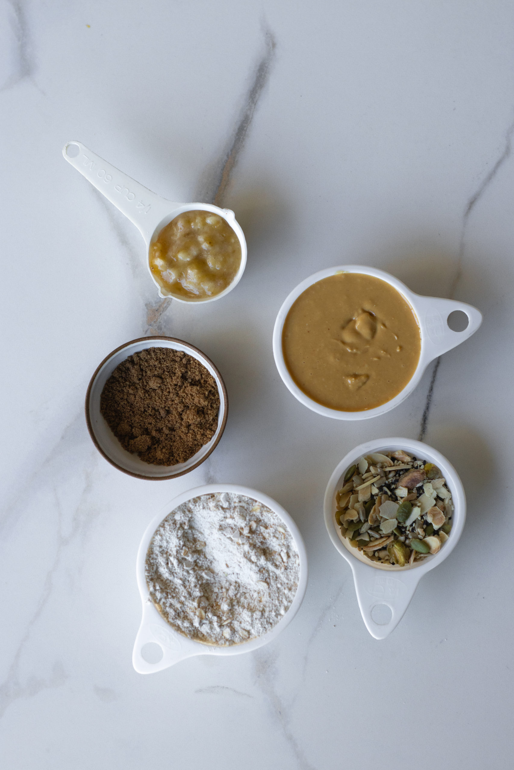 pasta de amendoim, aveia em flocos, açúcar mascavo e mix de sementes