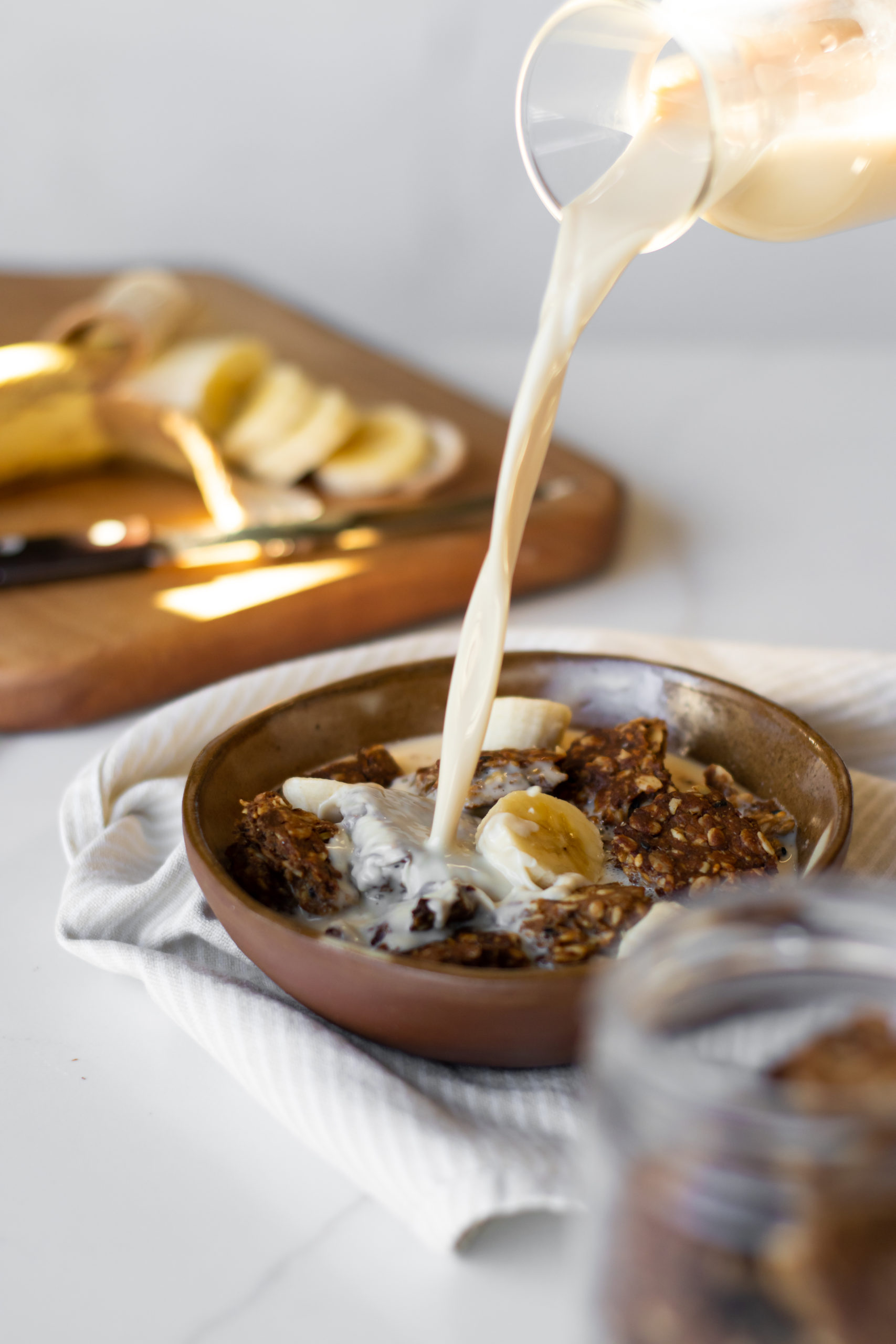 Cereal caseiro vegano feito com aveia, pasta de amendoim e sementes 