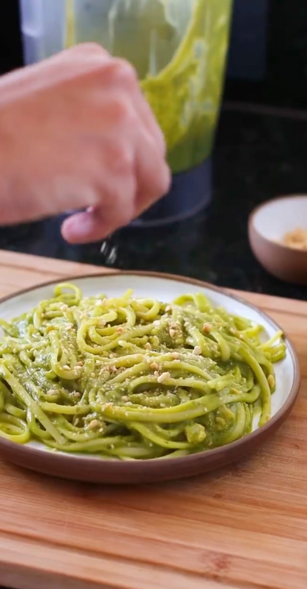 macarrão ao pesto de abacate