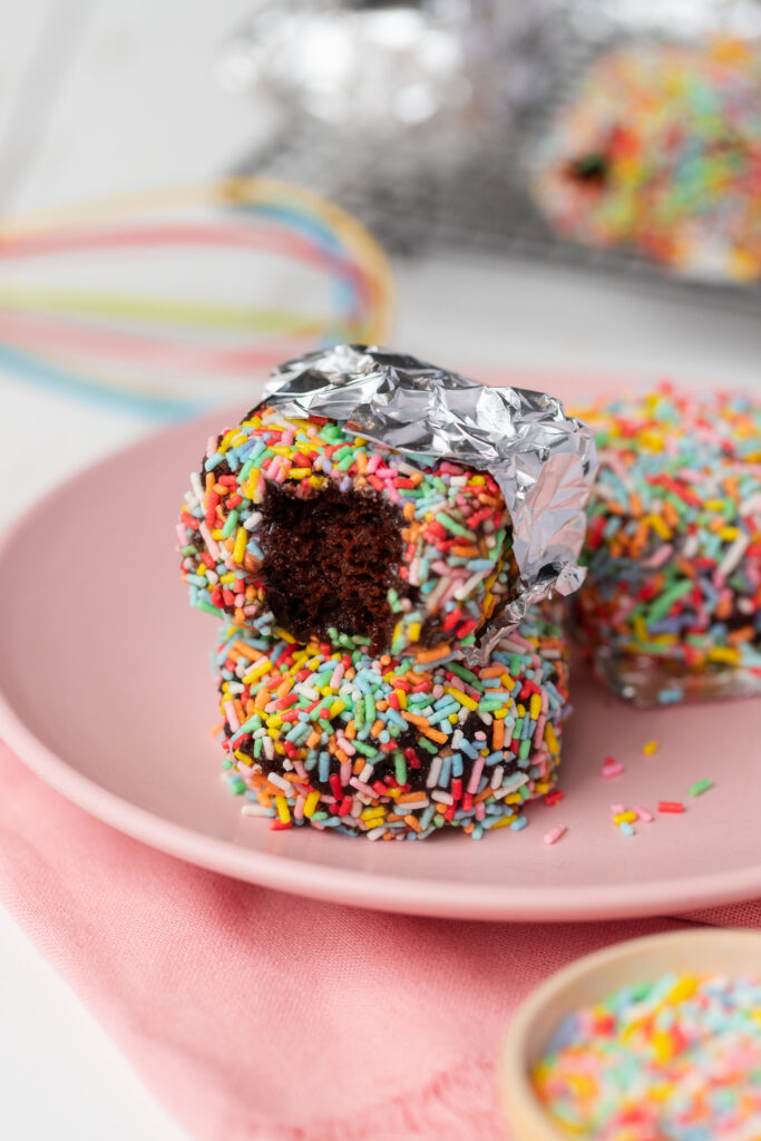 Bolo de chocolate gelado no papel alumínio