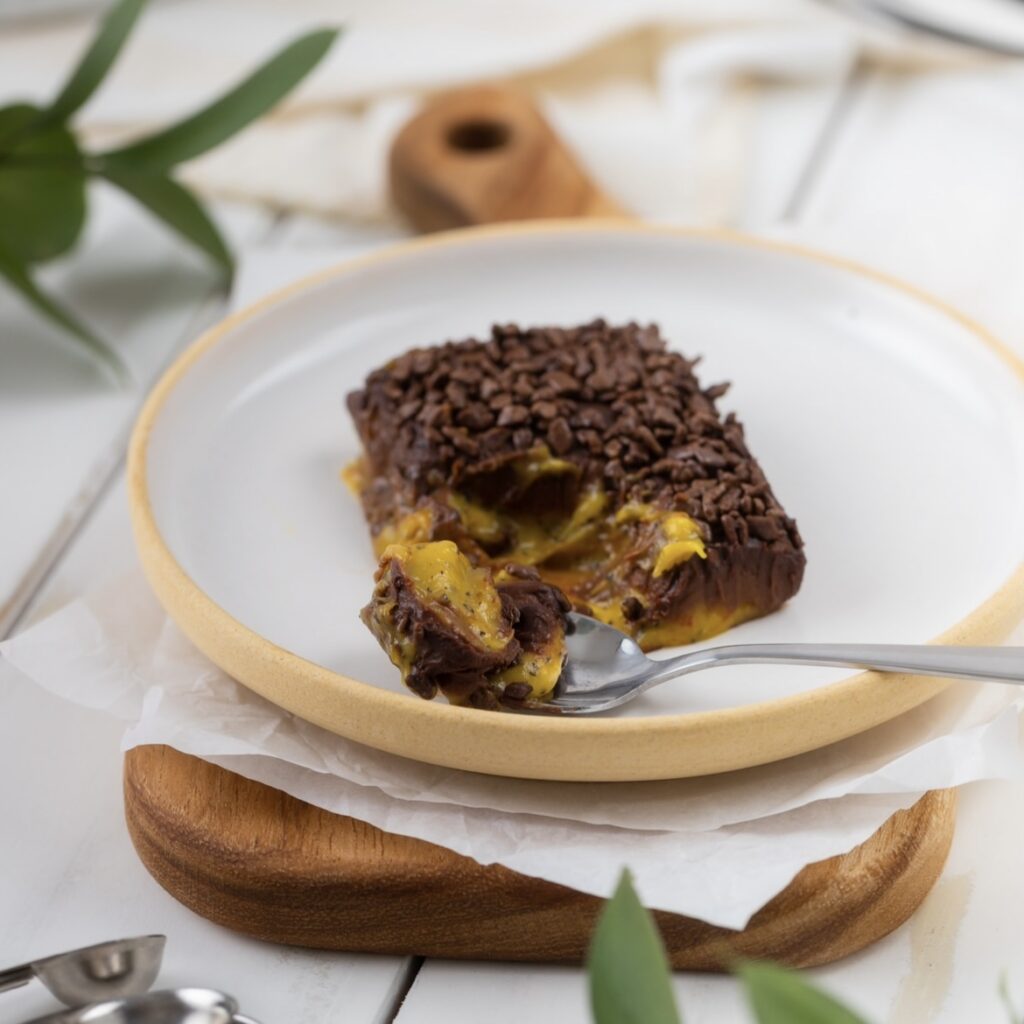 Bombom aberto de maracujá com chocolate