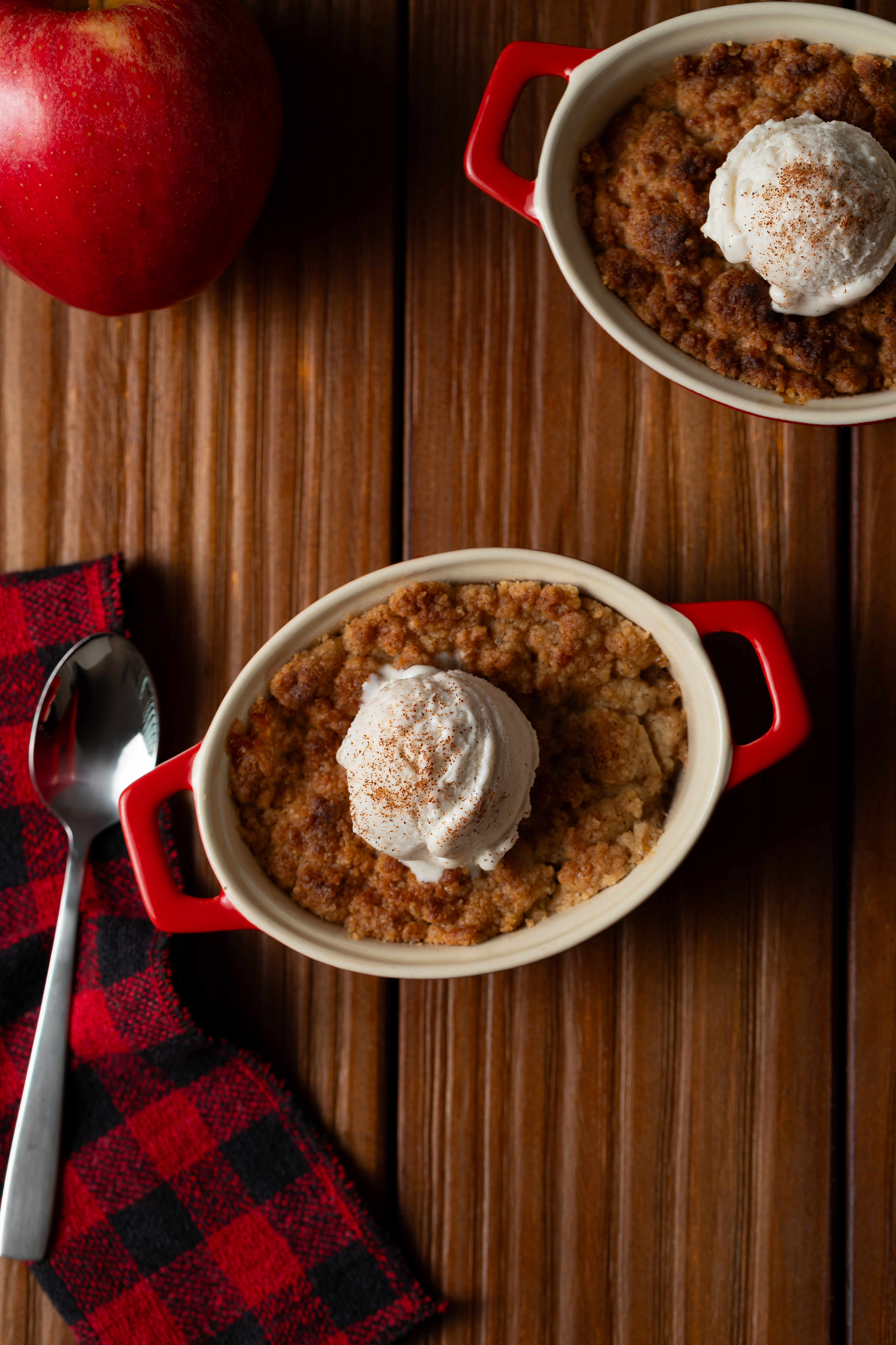 crumble de maçã com sorvete de baunilha vegano