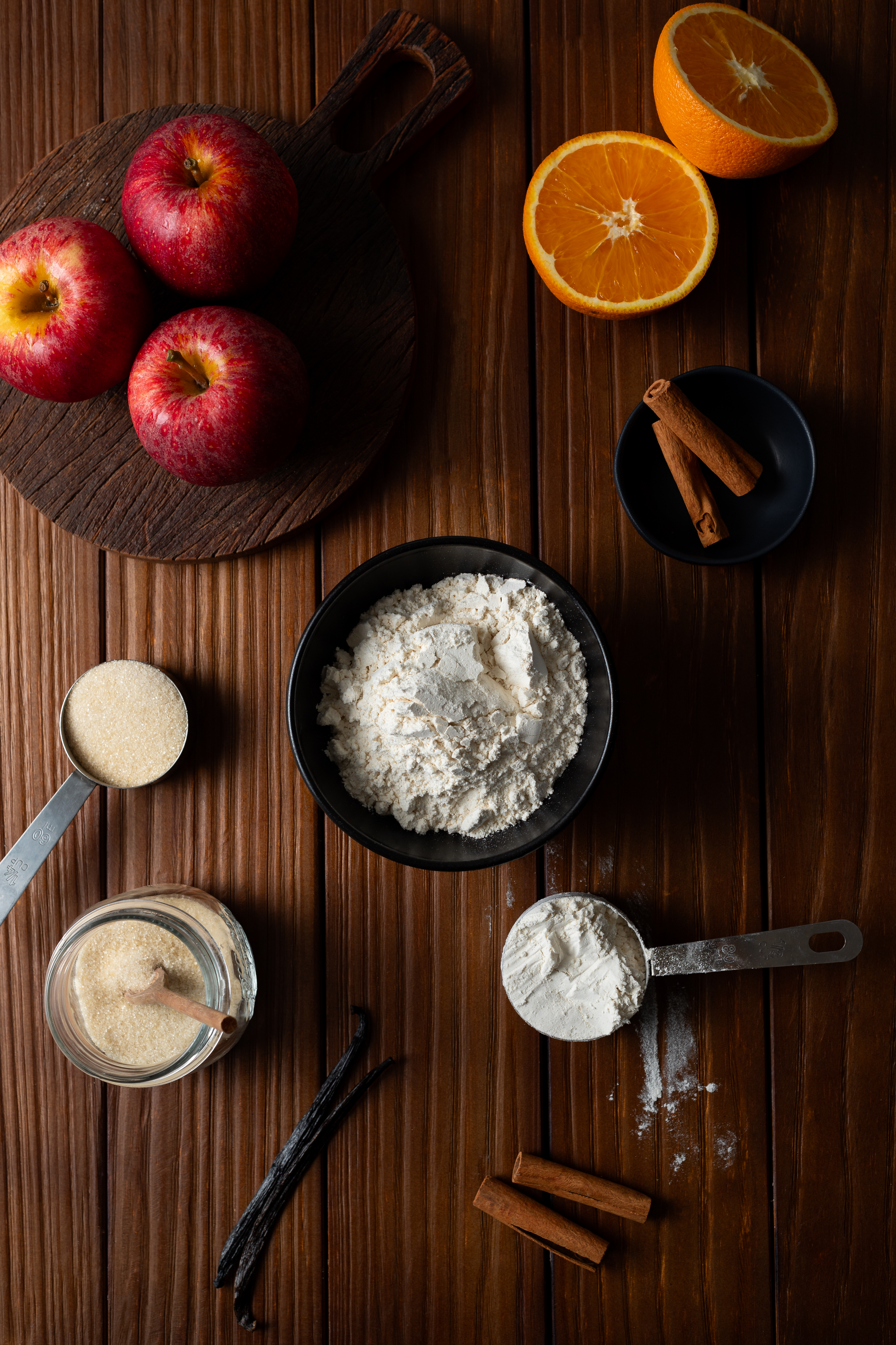 ingredientes do crumble de maçã: farinha de trigo, açúcar, canela, suco de laranja, maçã, baunilha, manteiga vegana 