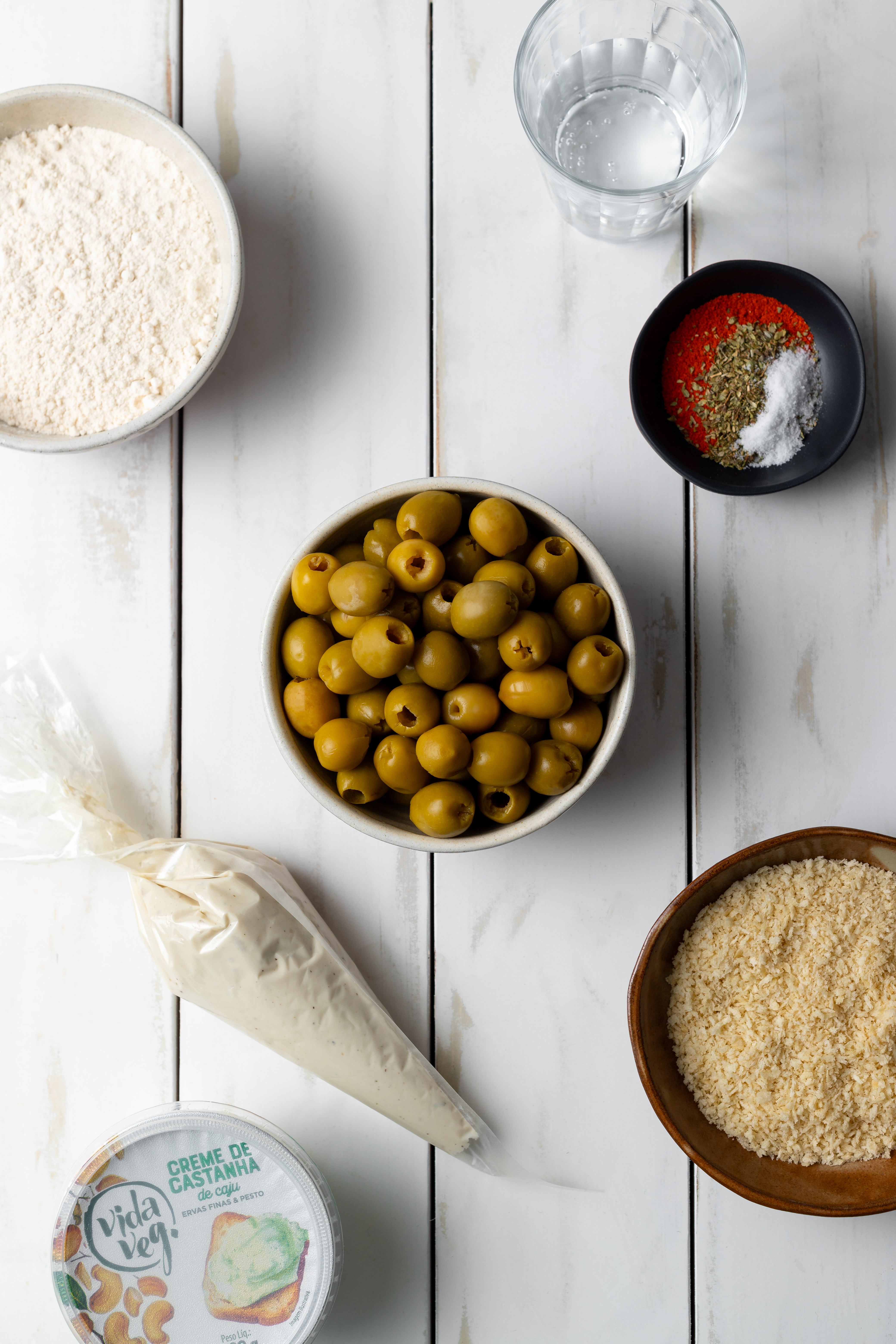 ingredientes do petisco de azeitona: farinha de trigo, farinha panko, azeitona sem caroço, água com gás e creme de castanha da vida veg