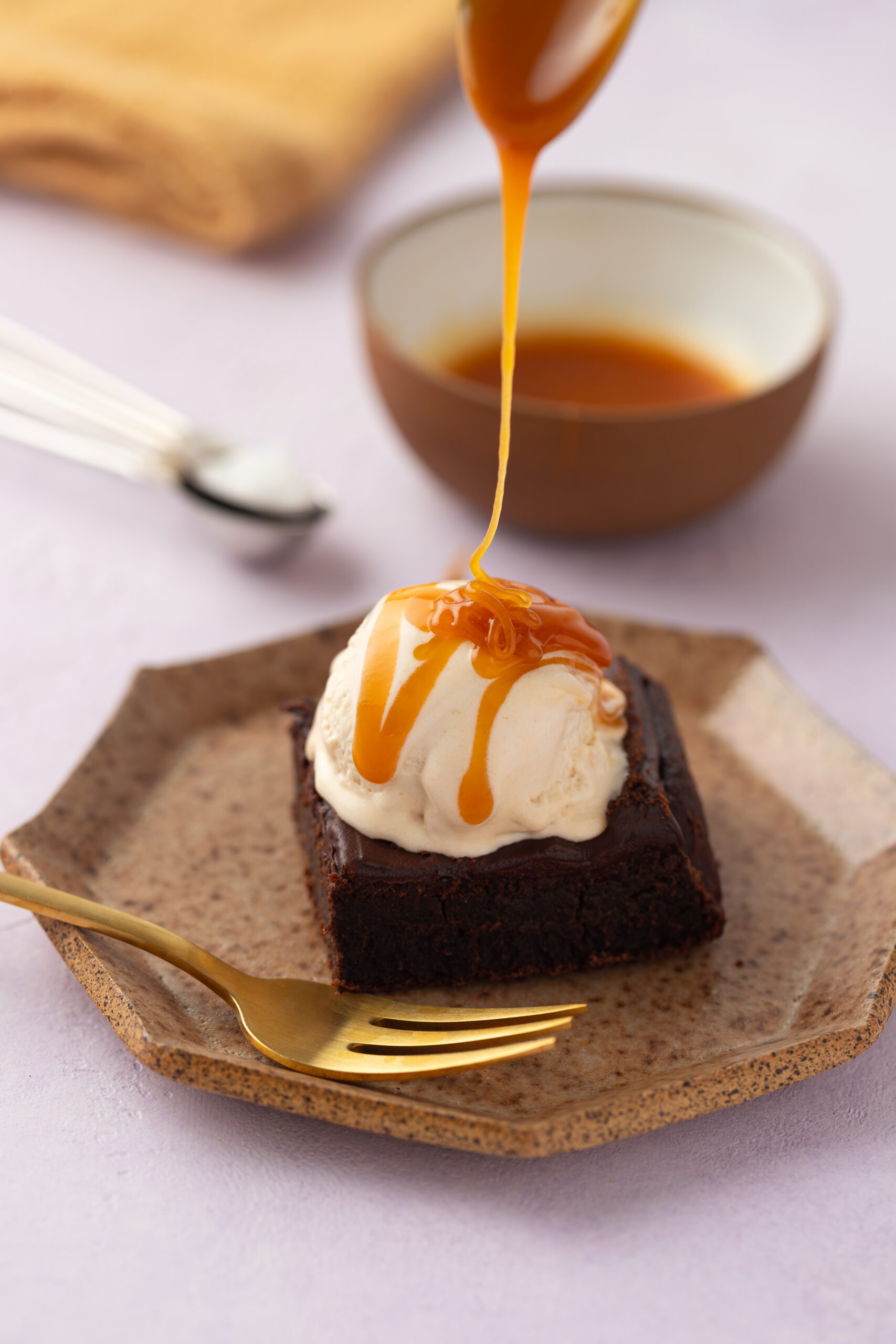 brownie vegano com sorvete de caramelo salgado 