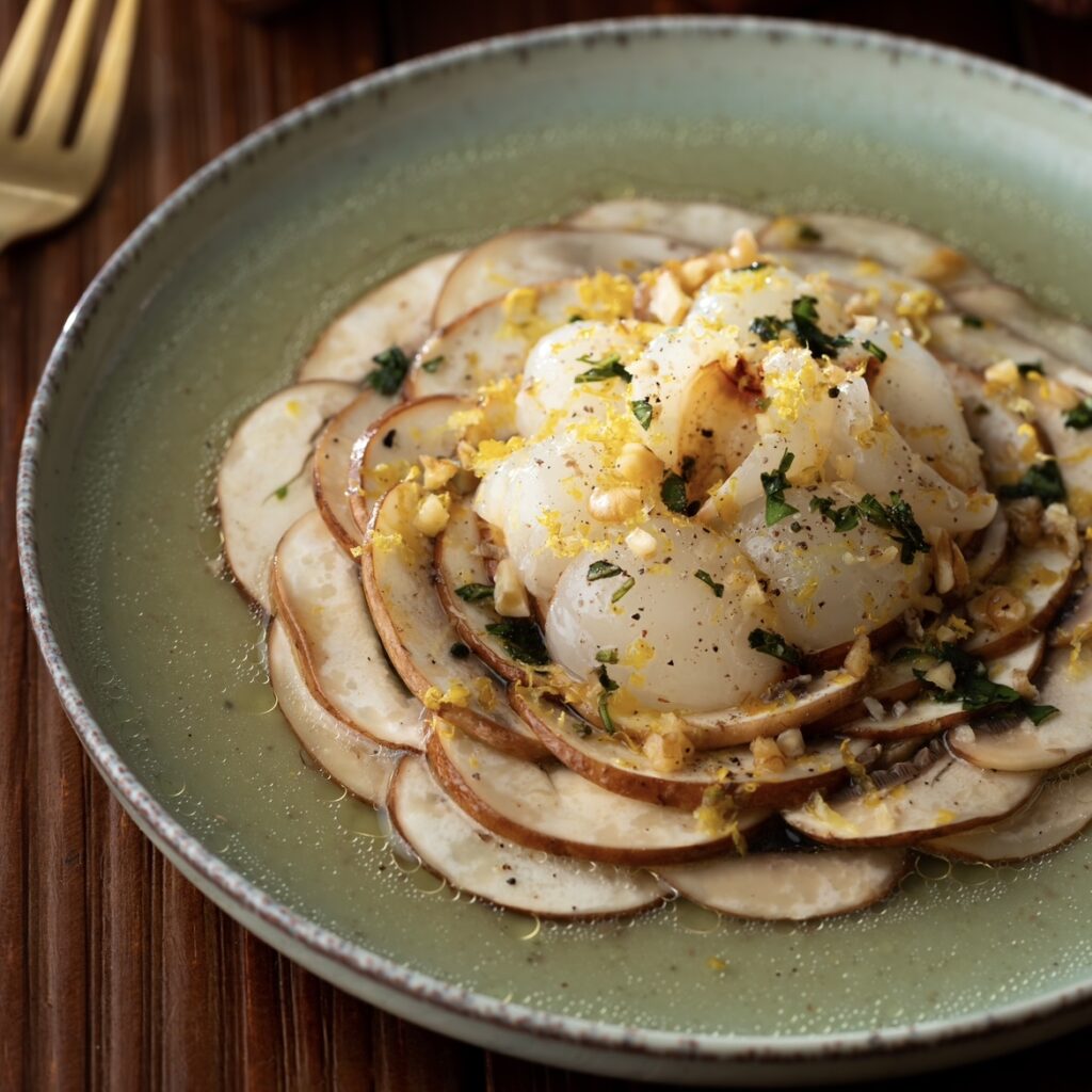 carpaccio de cogumelo Portobello com lichias frescas