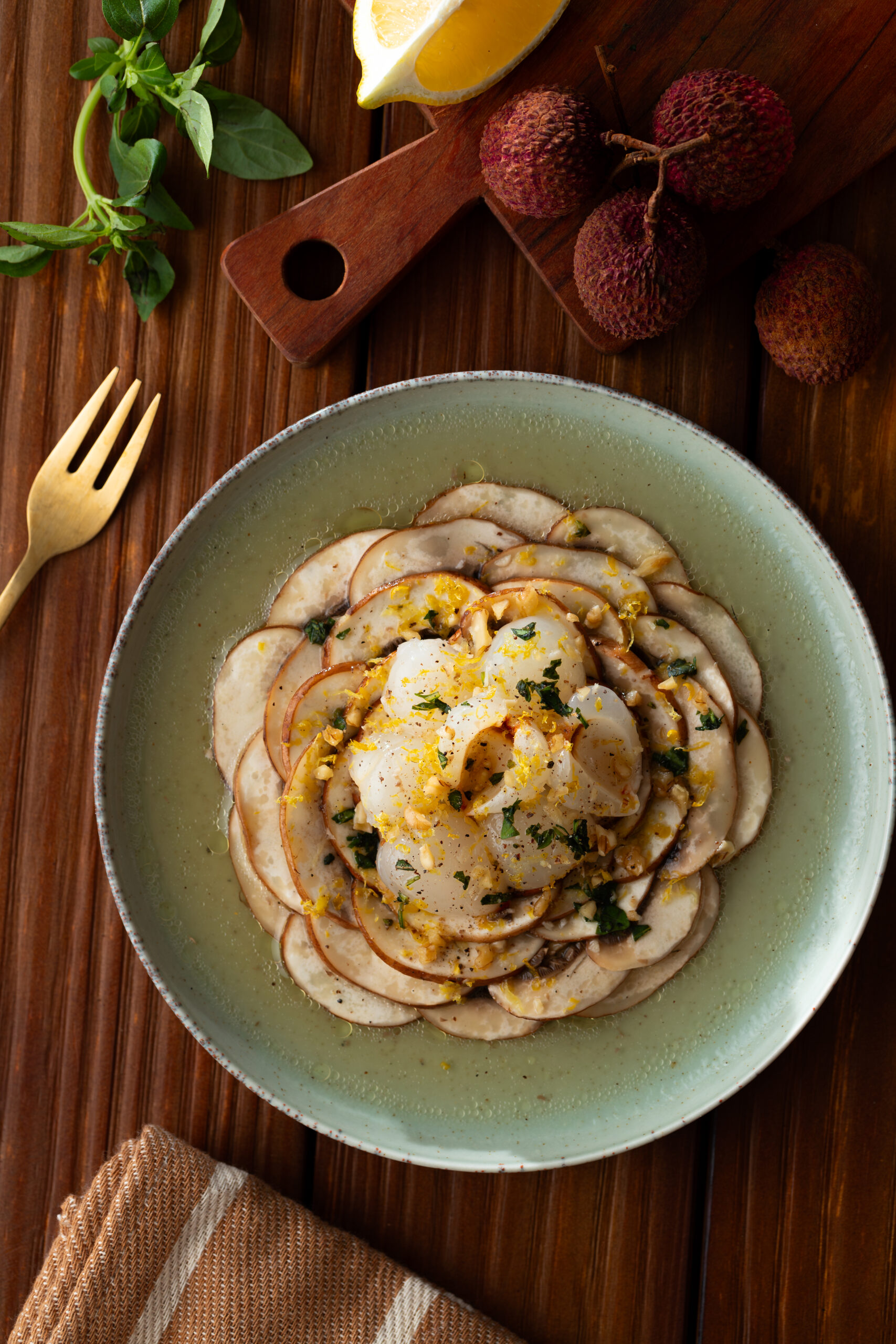 carpaccio de cogumelos com lichia 