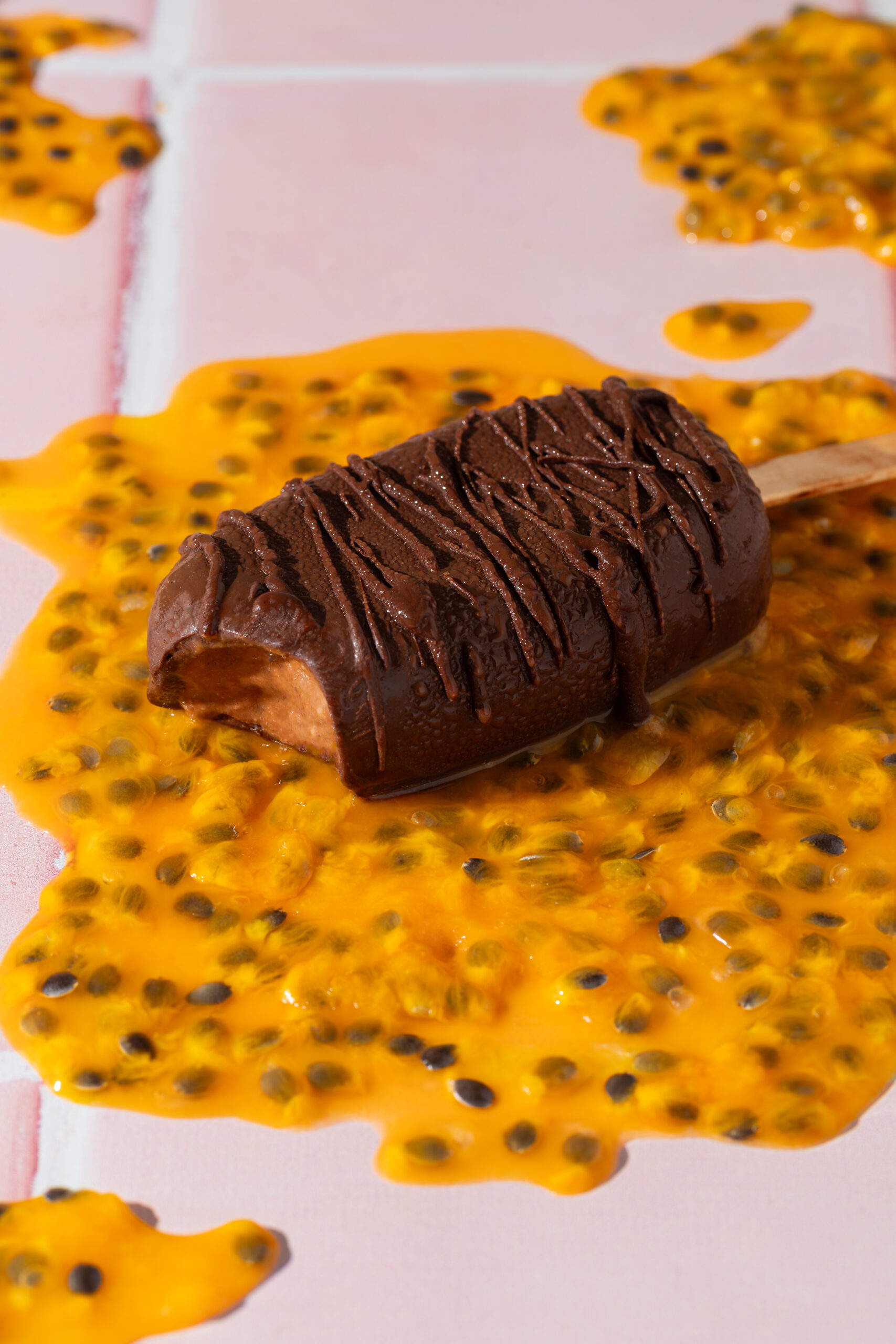 picolé de maracujá com chocolate cremoso 