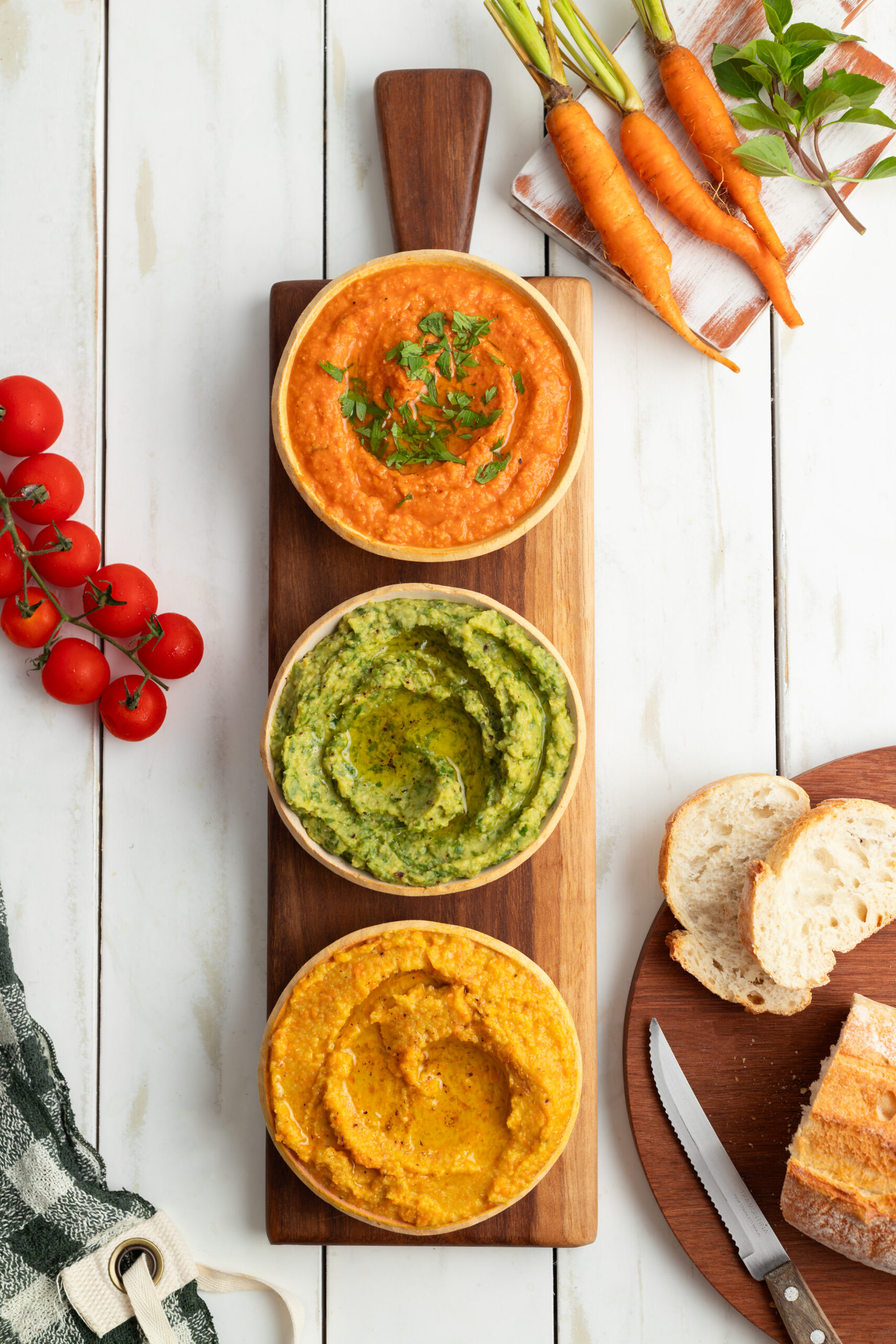 antepasto de grão-de-bico em três variações de sabor: com cheiro verde, com cenoura e com tomate confit