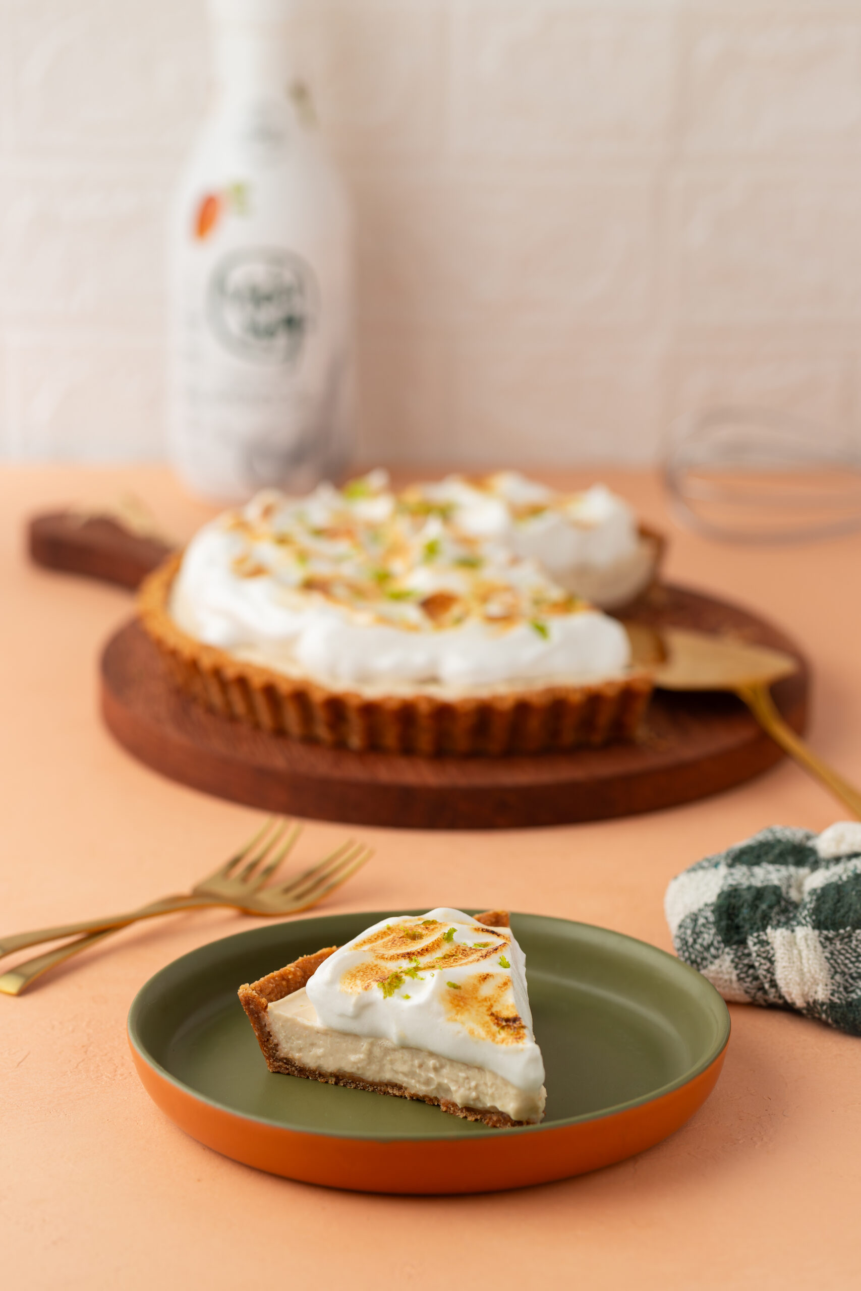 torta de limão vegana com recheio de creme de castanha de caju e merengue de aquafaba 