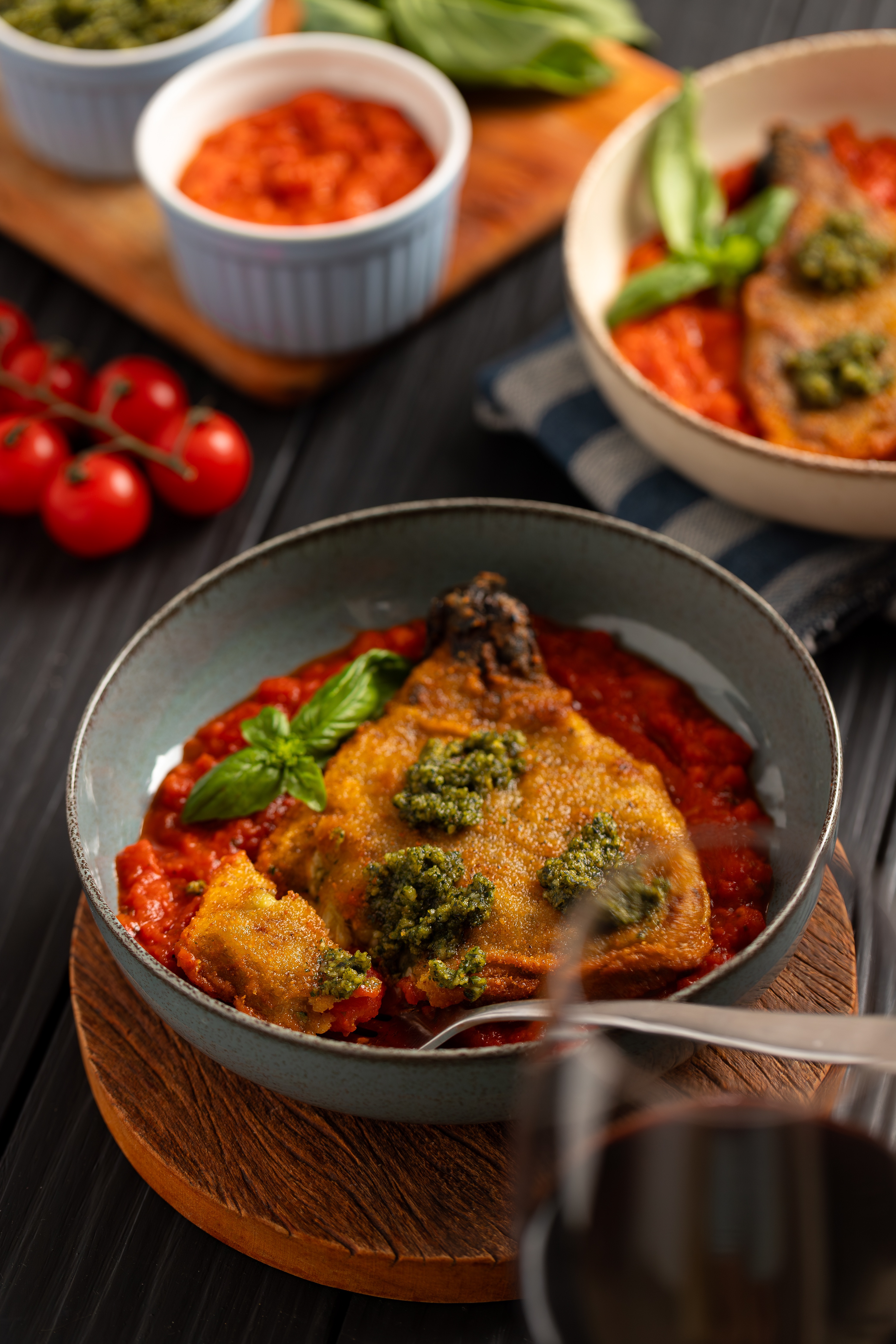 berinjela defumada à parmegiana com molho de tomate e pesto vegano