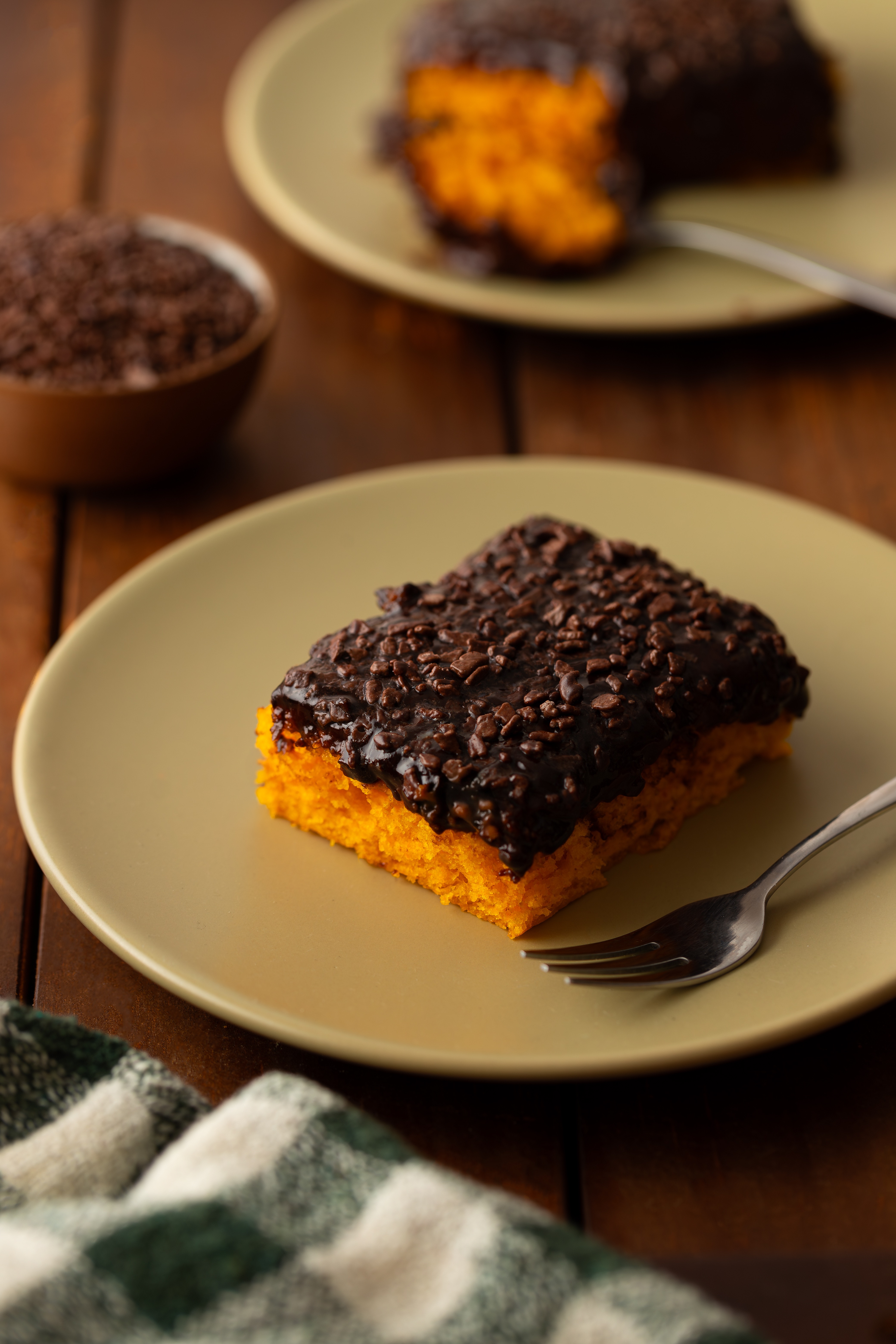 bolo de cenoura com calda de chocolate vegano 