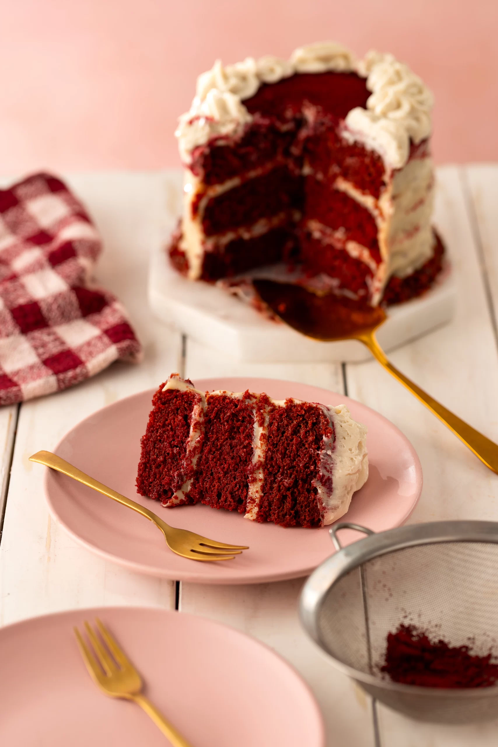 bolo red velvet de festa vegano, recheado com ganache de chocolate branco e sem corante 