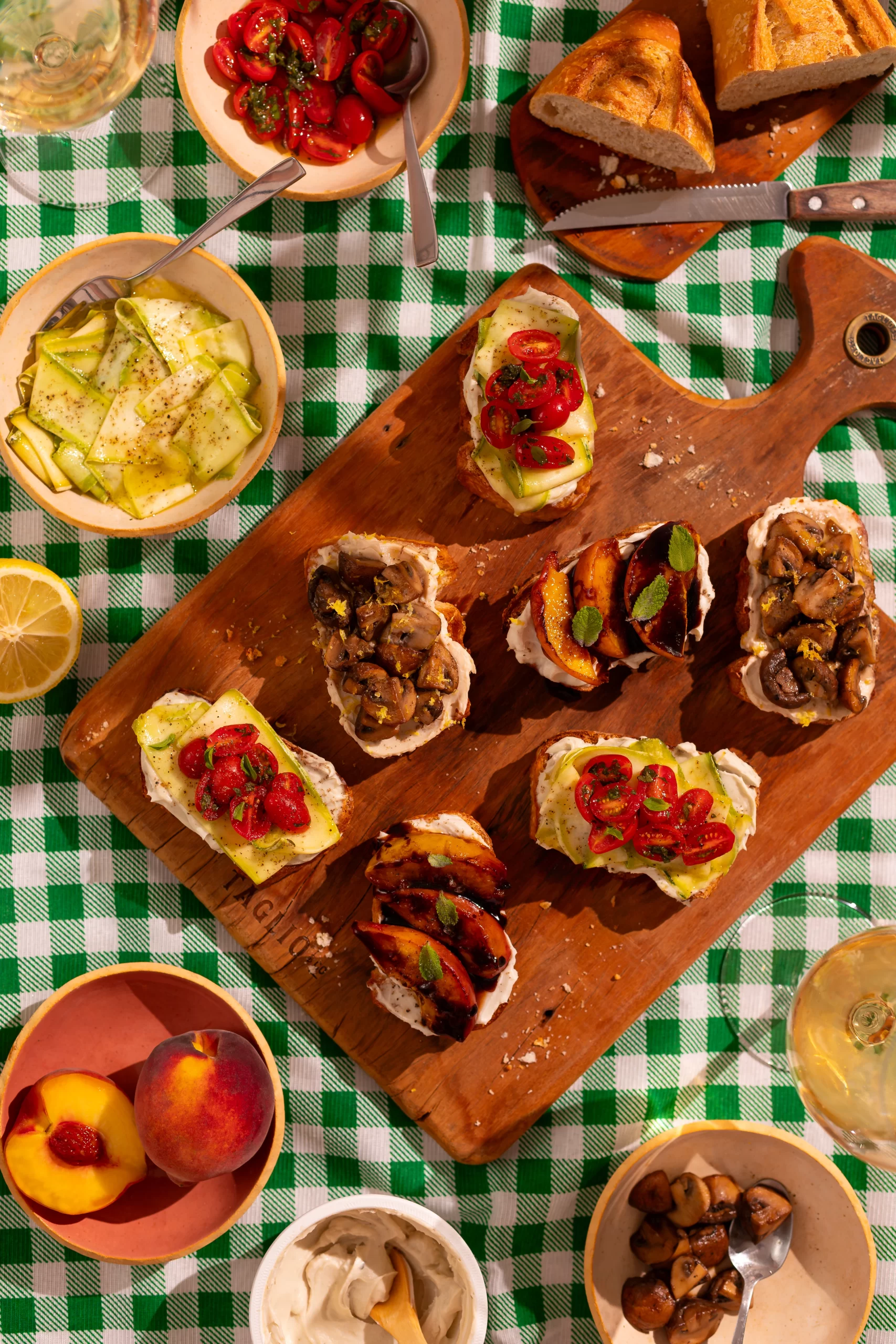 trio de bruschettas veganas: abobrinha com tomate, cogumelos com limão siciliano e pêssego com balsâmico