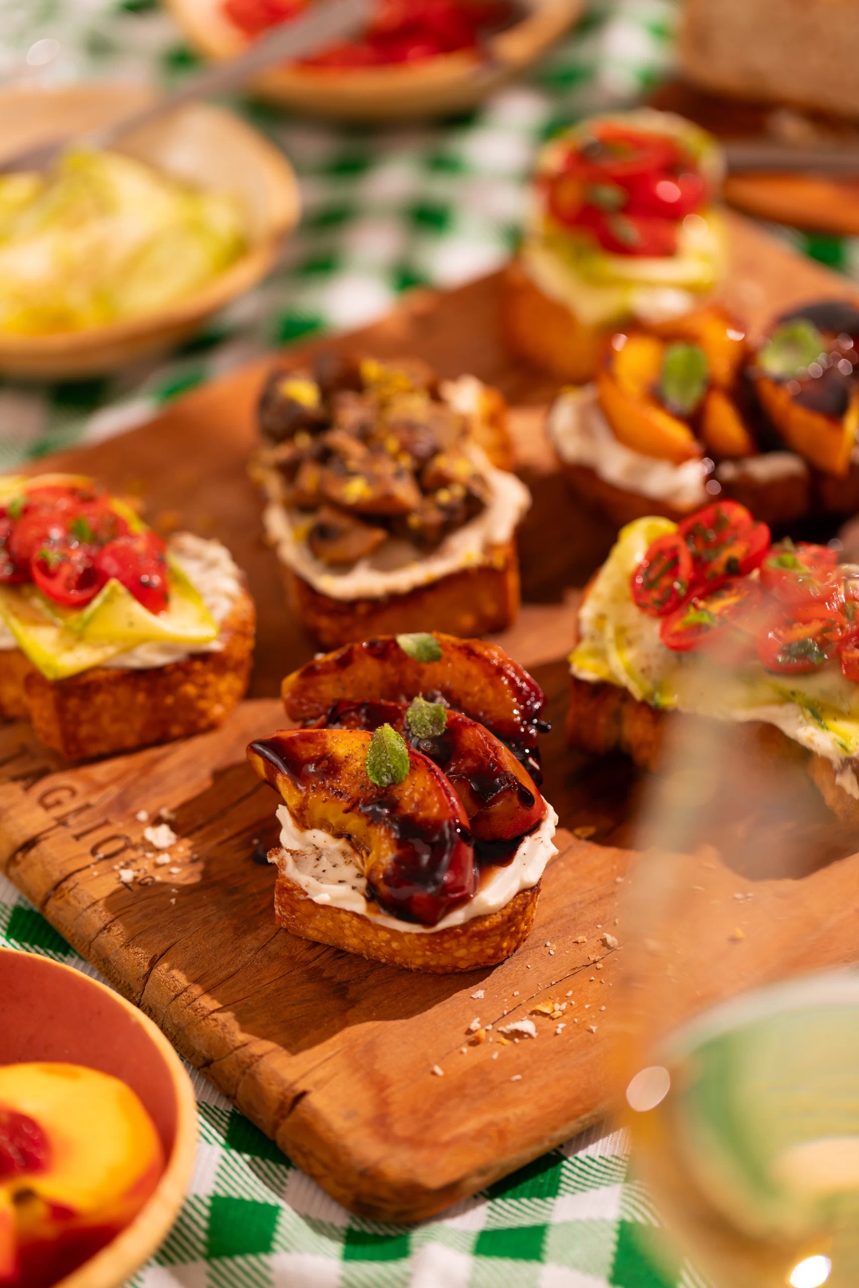 trio de bruschettas veganas sem lactose, fácil de fazer e ideal para o verão