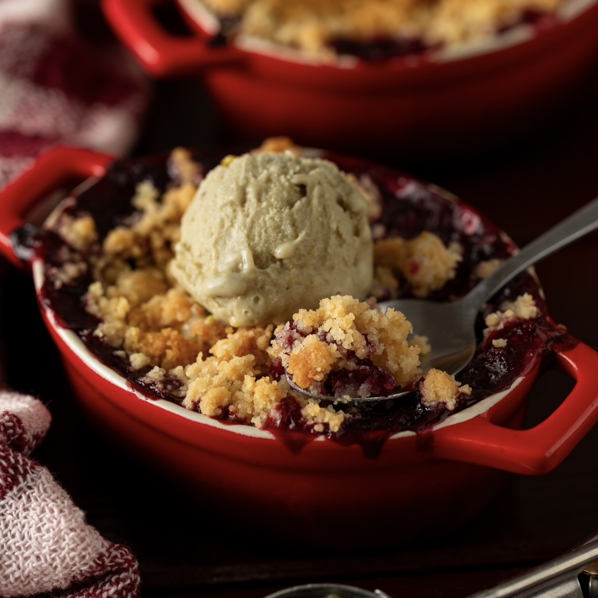 crumble de frutas vermelhas vegano