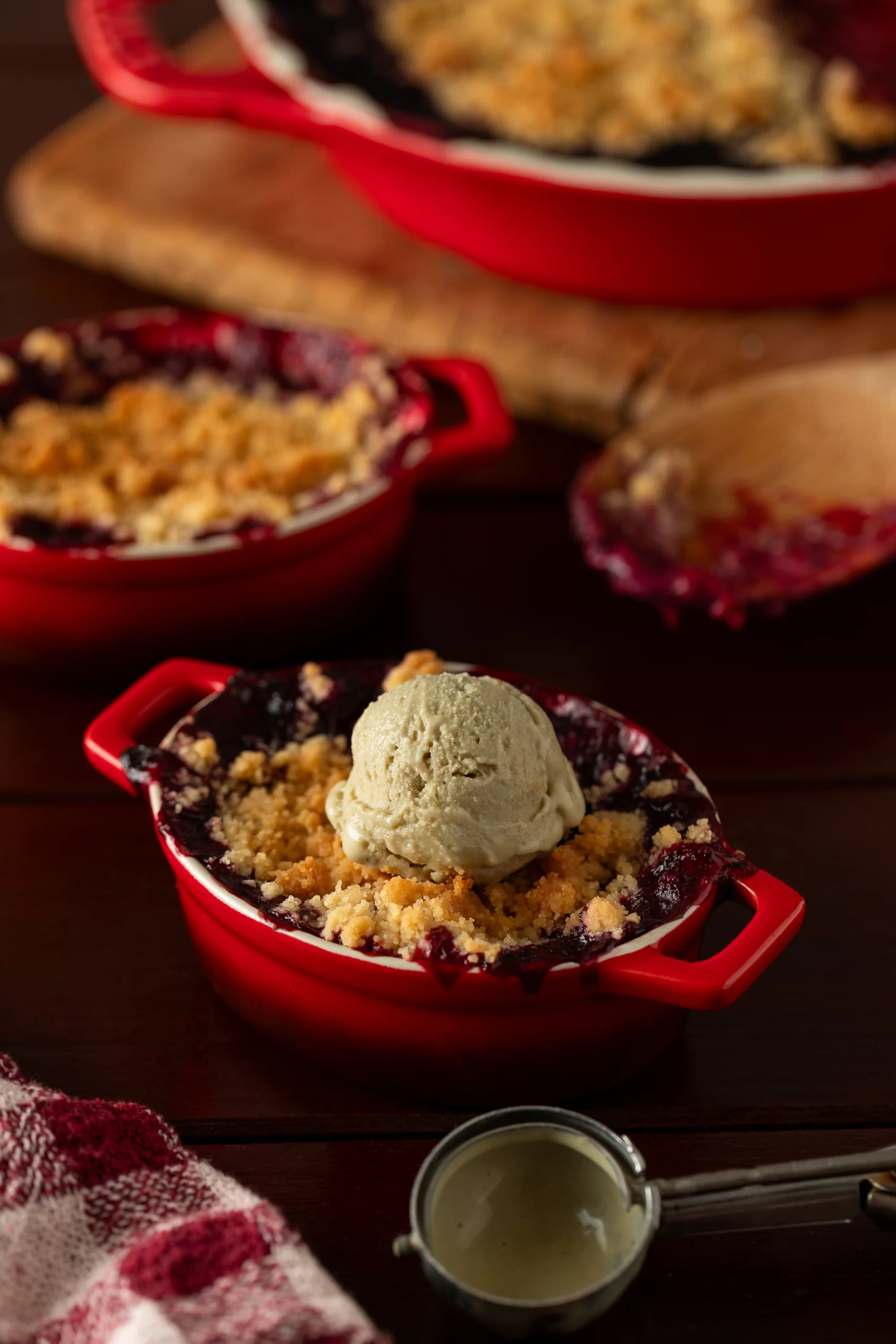 crumble de frutas vermelhas vegano com sorvete de pistache 