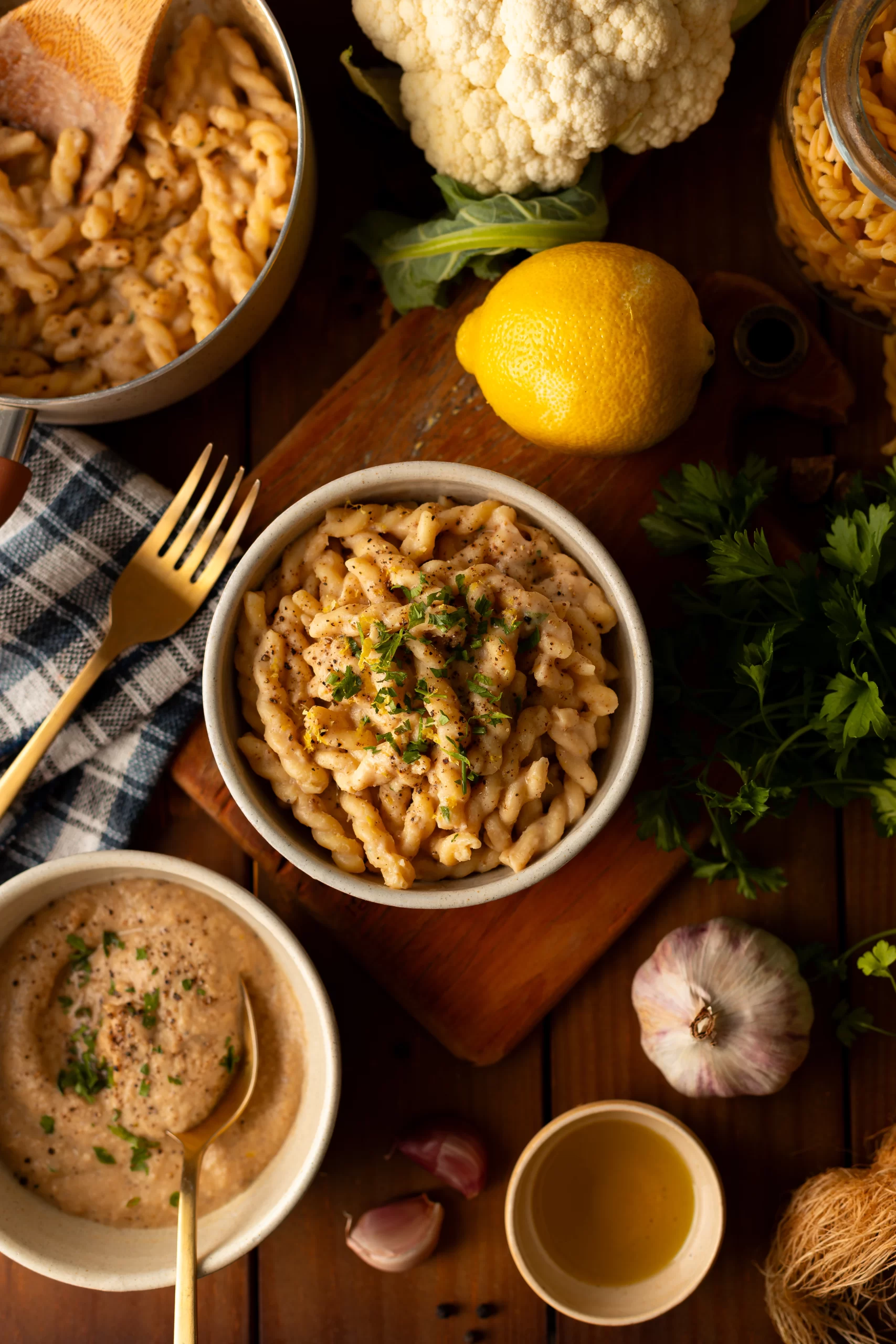 molho branco de couve-flor servido com macarrão vegano