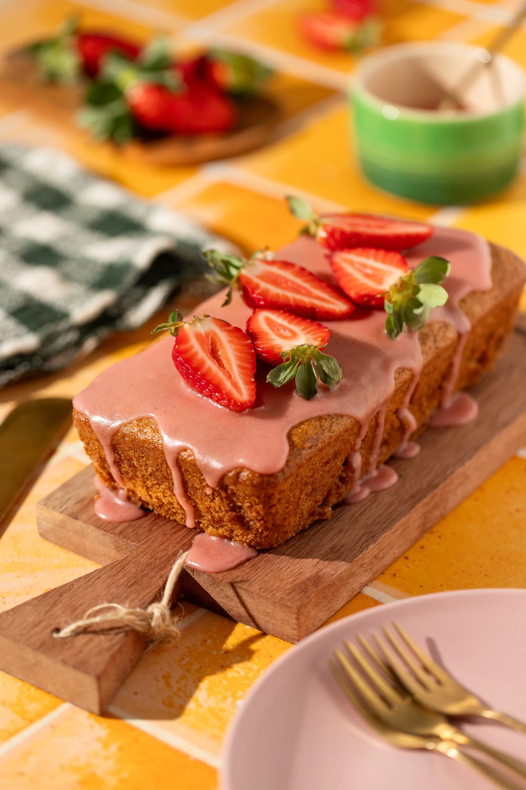 bolo de morango vegano fácil, fofinho e sem lactose