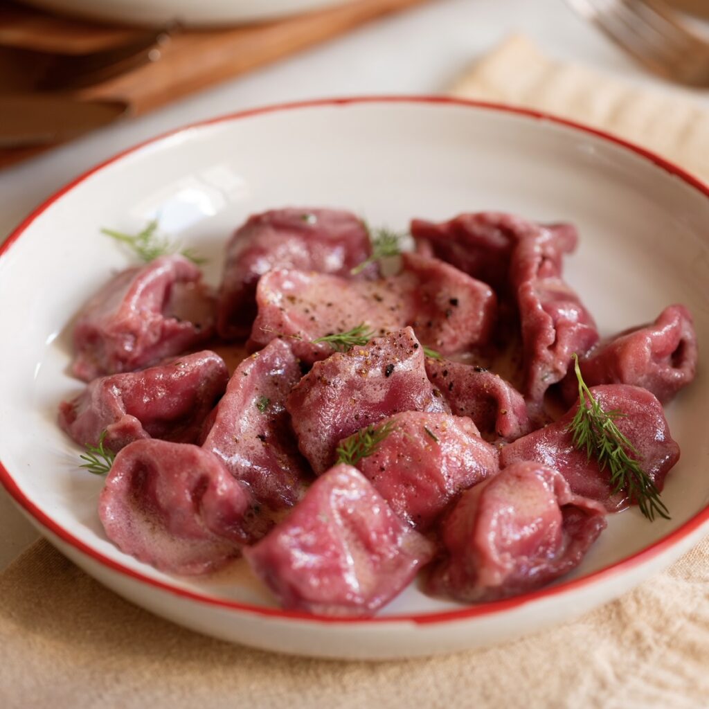 Agnolotti de Beterraba vegano recheado com creme de tofu e ervas