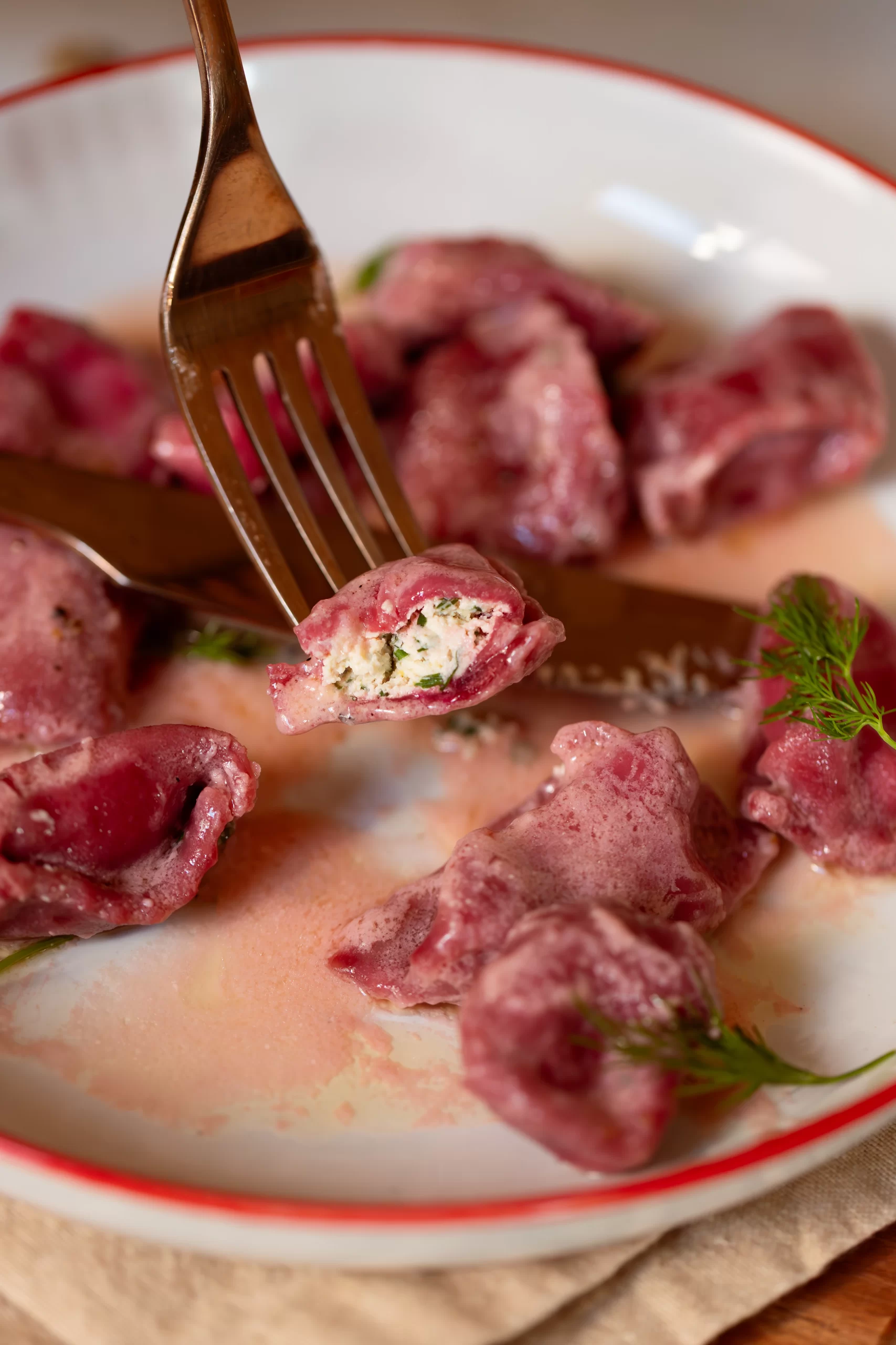 Agnolotti de Beterraba com creme de tofu vegano