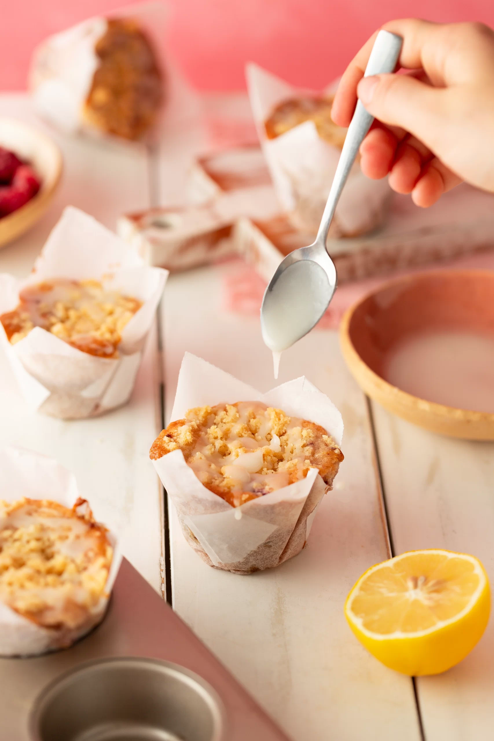 Muffin de Limão Siciliano com Framboesa com crumble crocante e calda de limão com açúcar de confeiteiro